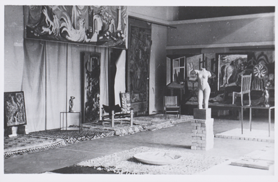 130717 Afbeelding van de tentoonstelling 'Schoonheid in huis en hof' in het Van Oldenbarnevelt-gymnasium (Groen van ...